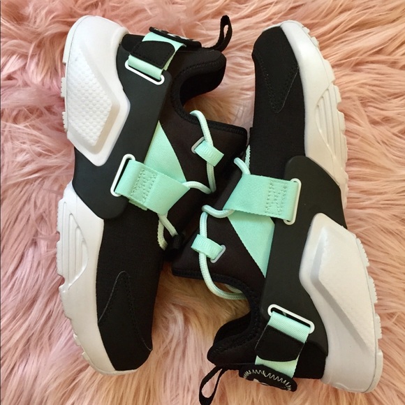 New Nike Women’s Air Huarache City Low - Picture 3 of 5